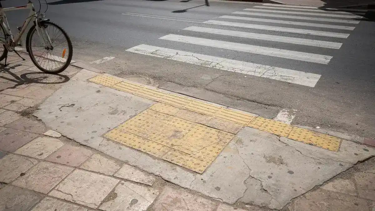 מדרכה נגישה עם רמפה במעבר חצייה בישראל